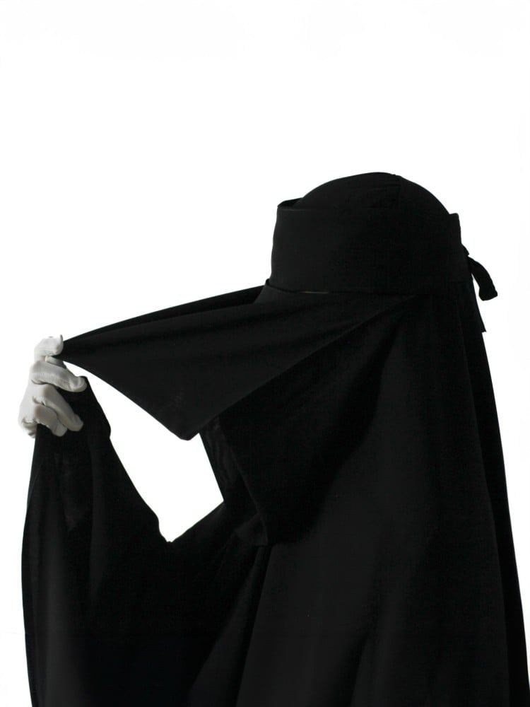 نقاب طعيم أسود بفتحة سفلية عملية