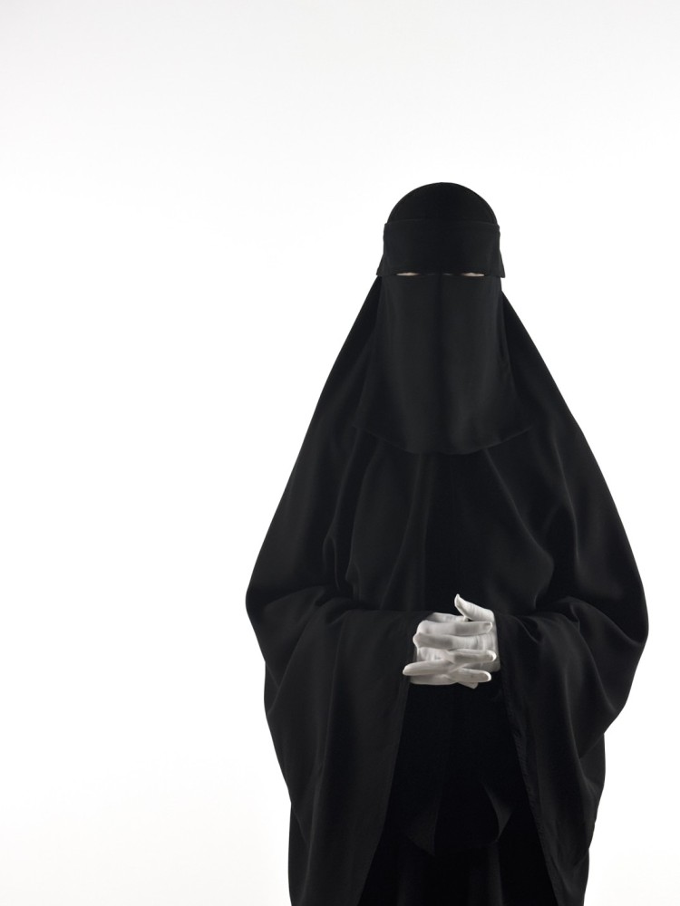 خمار بسيلة المصري بقماش أسود فاحم منسدل بانسيابية على قامة عارضة